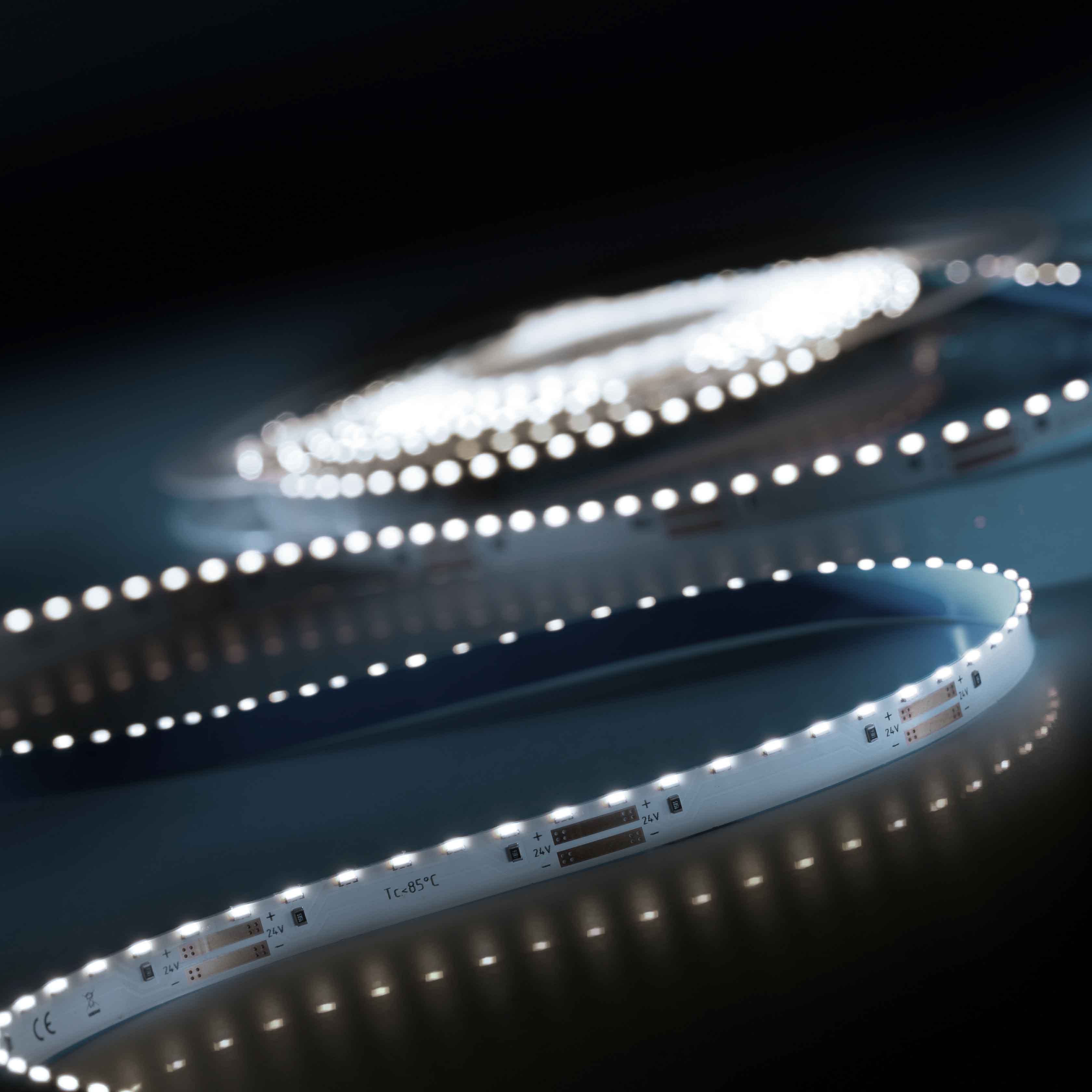 SideFlex 700 Nichia Striscia LED bianco neutro 4000K 3650lm 24V 140 LED/m 5m bobina (730lm/m 9.6W/m)