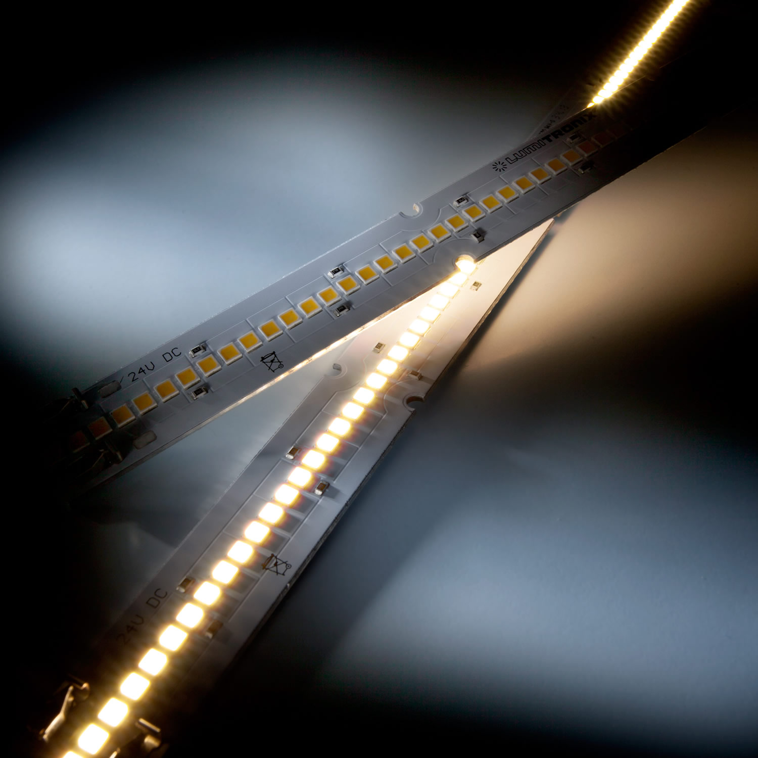 Maxline 70 Nichia Striscia LED bianco caldo 3000K 2080lm 24V 70 LED modulo 28cm (7429lm/m 60W/m)