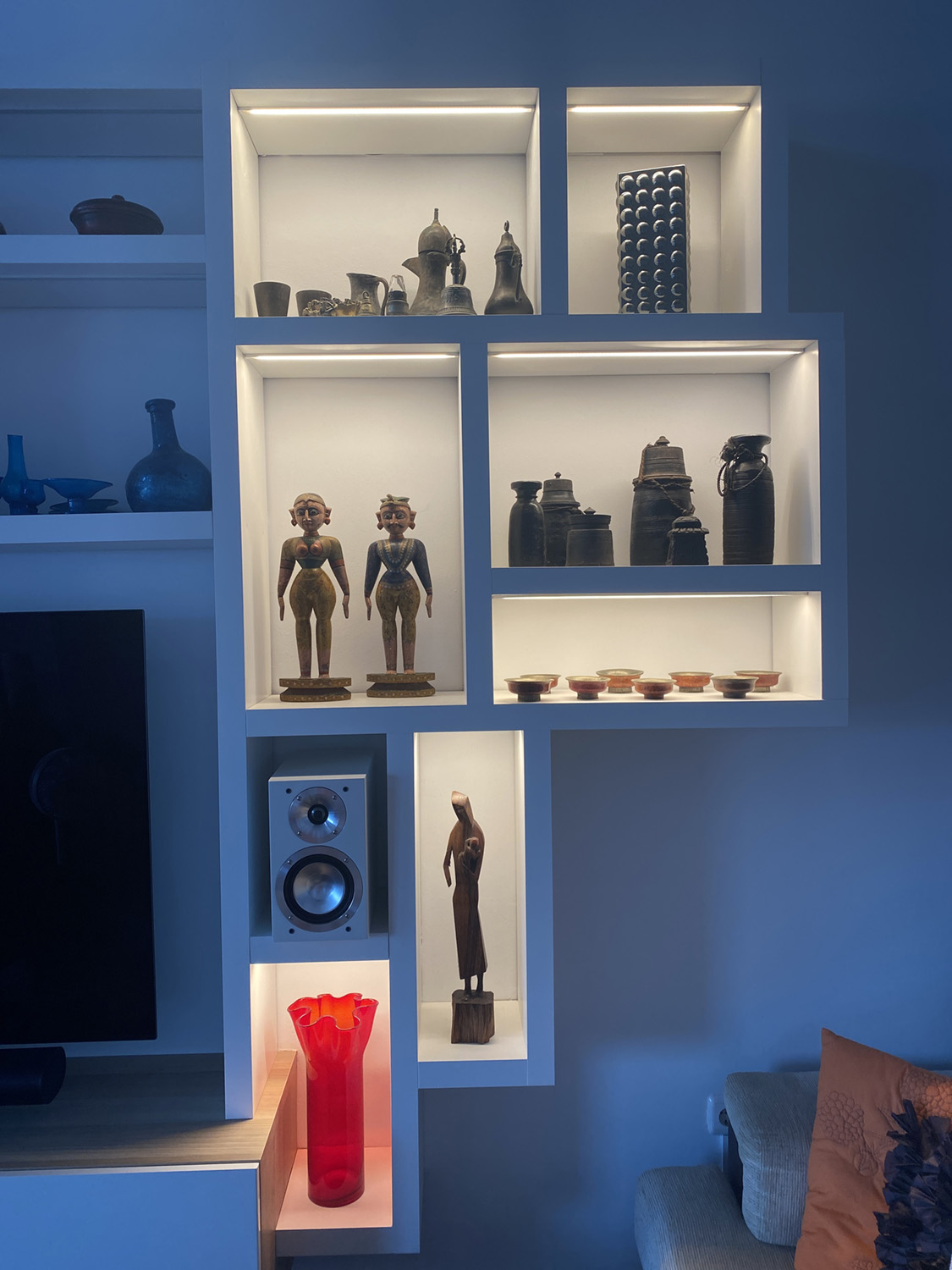 I LED Lumiflex3098+ SunLike illuminano in modo naturale le opere d'arte più preziose, come statue, ceramiche e vetri artistici di una collezione privata, esposta in una casa residenziale in Europa.
